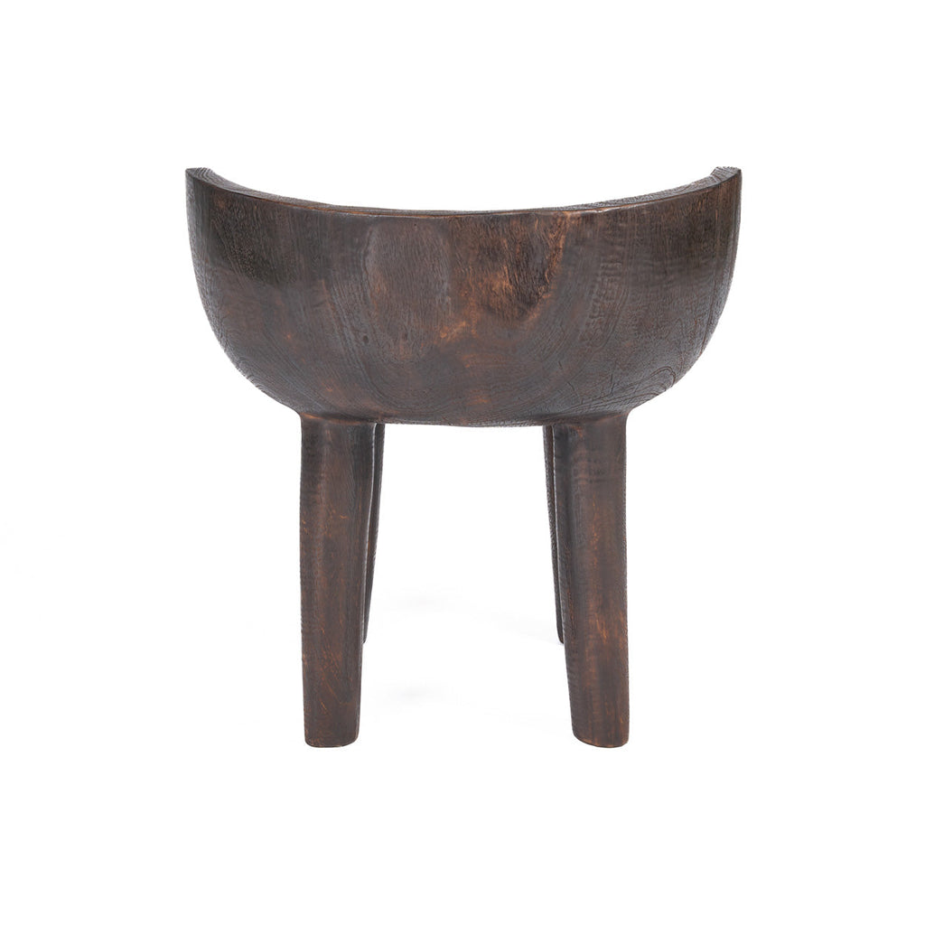 Chaise basse noyer foncé sculptée à assise creusée – 50x50 cm