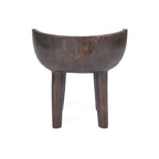 Chaise basse noyer foncé sculptée à assise creusée – 50x50 cm