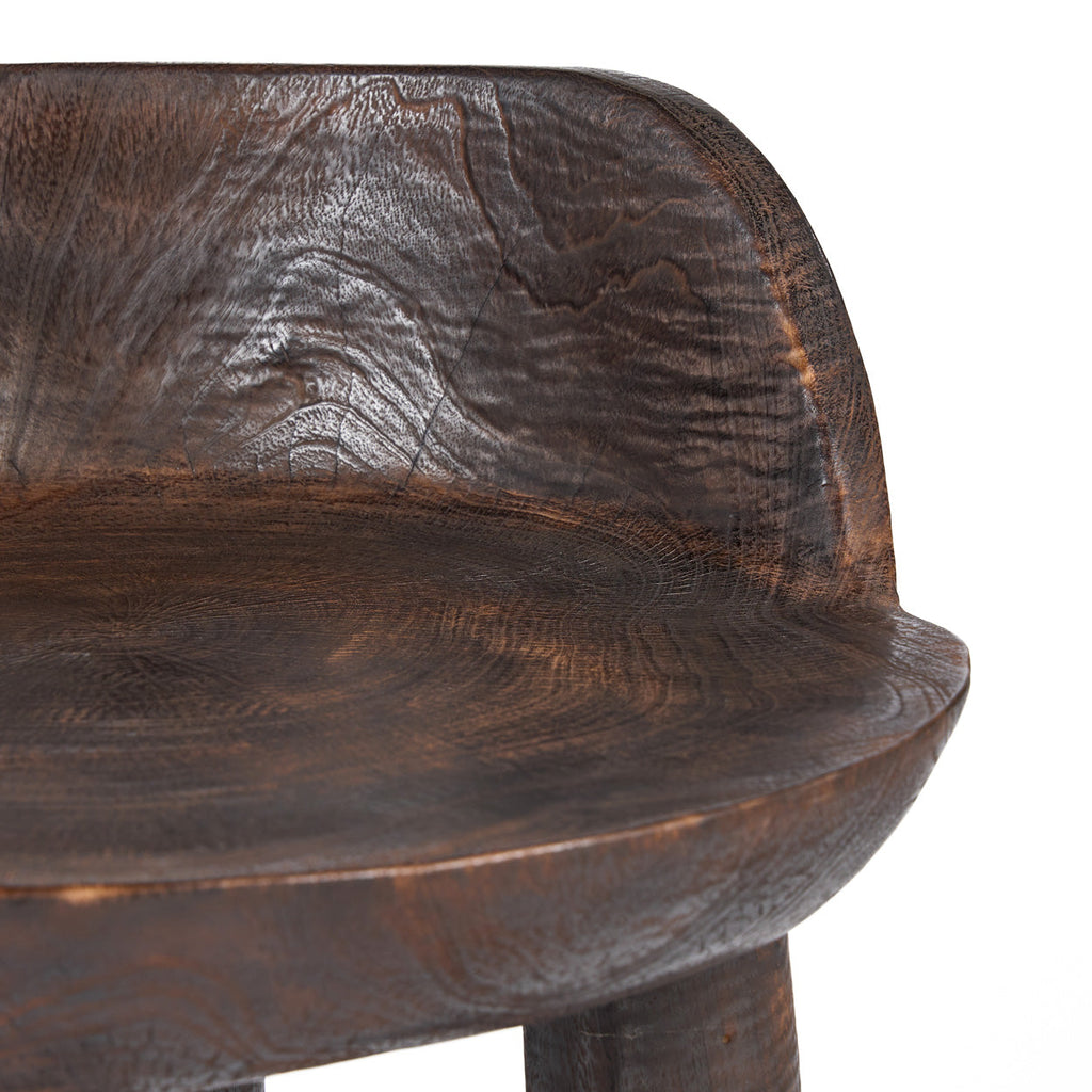 Chaise basse noyer foncé sculptée à assise creusée – 50x50 cm