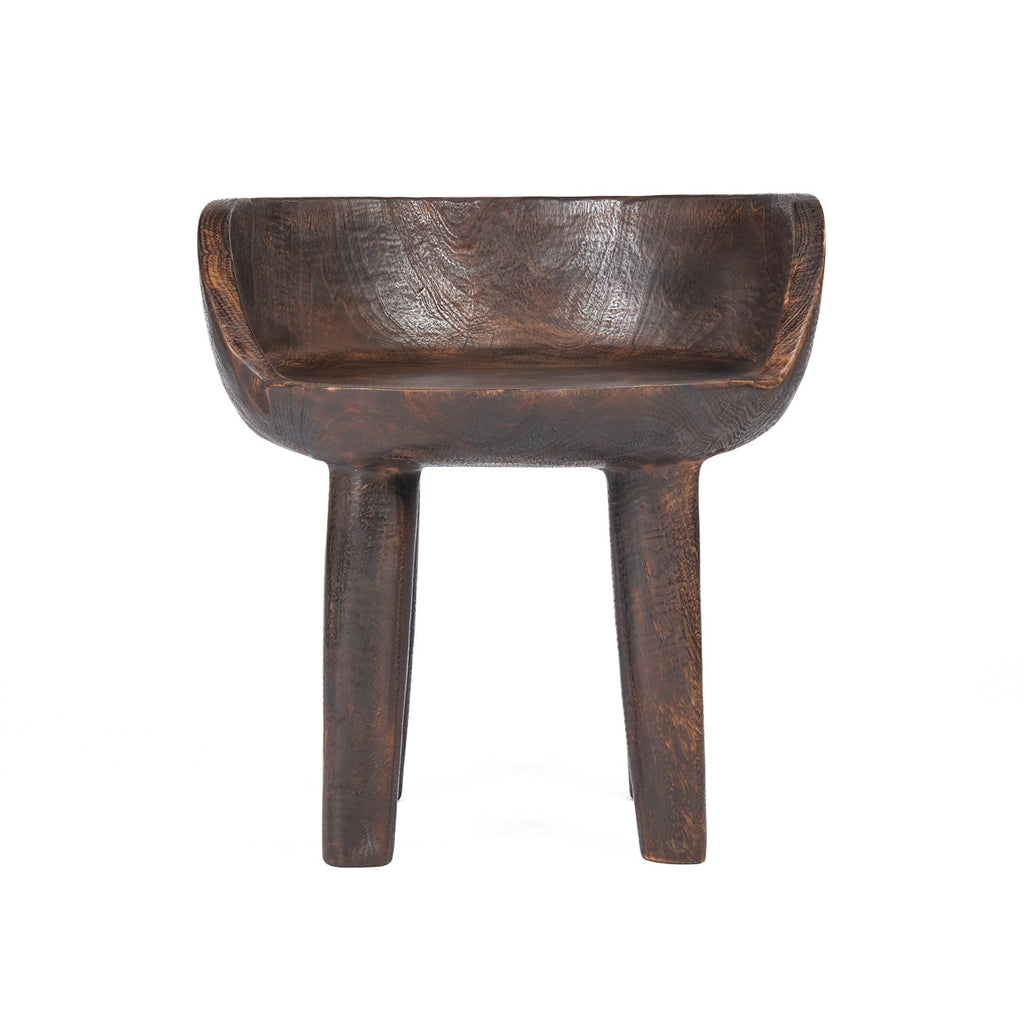 Chaise basse noyer foncé sculptée à assise creusée – 50x50 cm