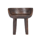 Chaise basse noyer foncé sculptée à assise creusée – 50x50 cm