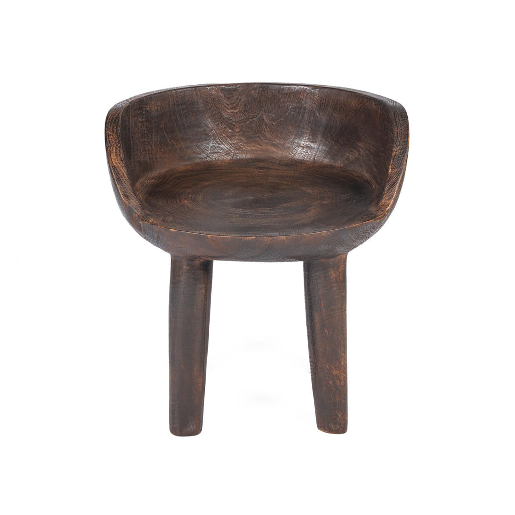 Chaise basse noyer foncé sculptée à assise creusée – 50x50 cm