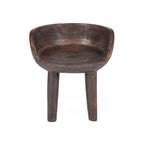 Chaise basse noyer foncé sculptée à assise creusée – 50x50 cm