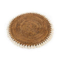 Set de table rond en rotin marron avec bordure de coquillages cauris