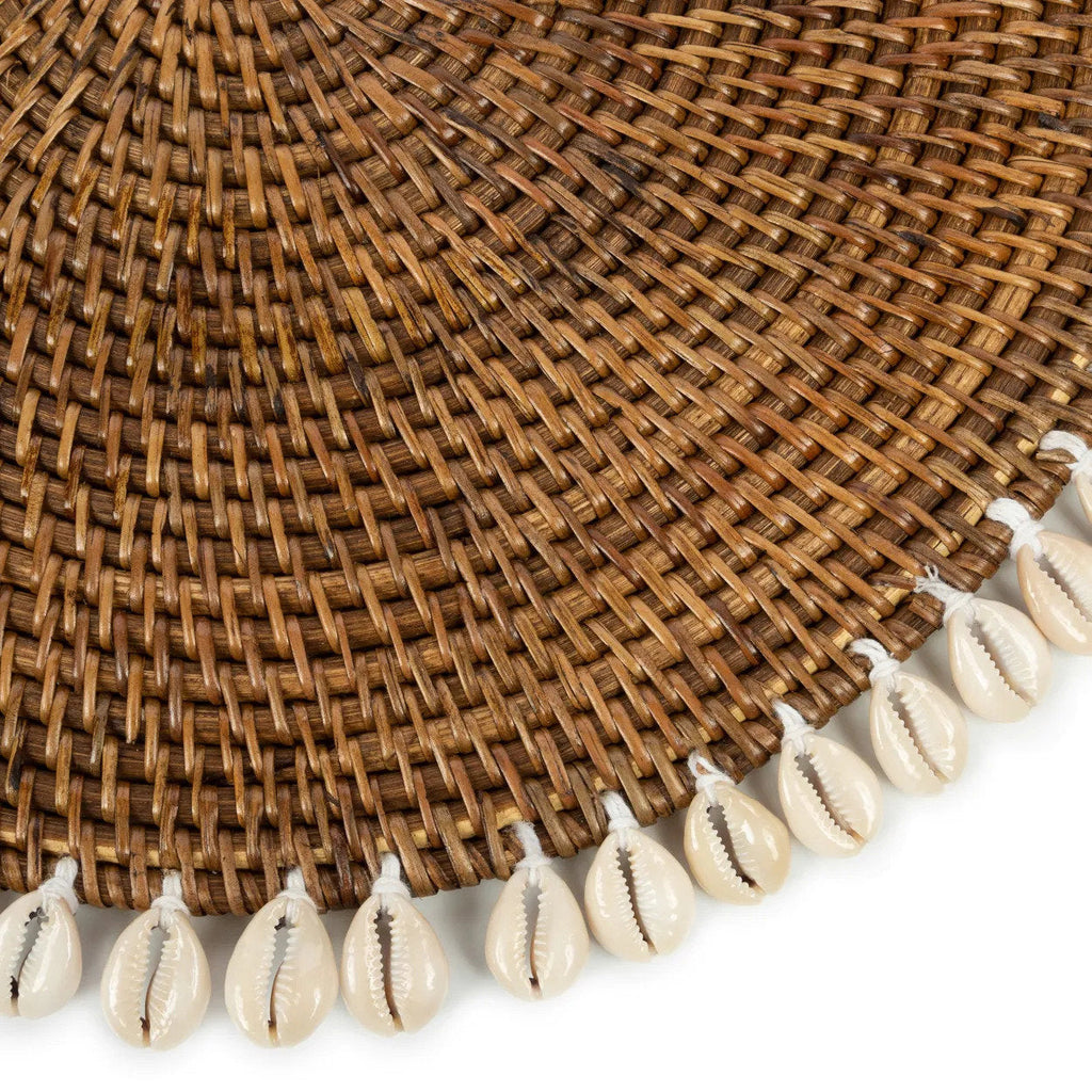 Set de table rond en rotin marron avec bordure de coquillages cauris