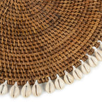 Set de table rond en rotin marron avec bordure de coquillages cauris