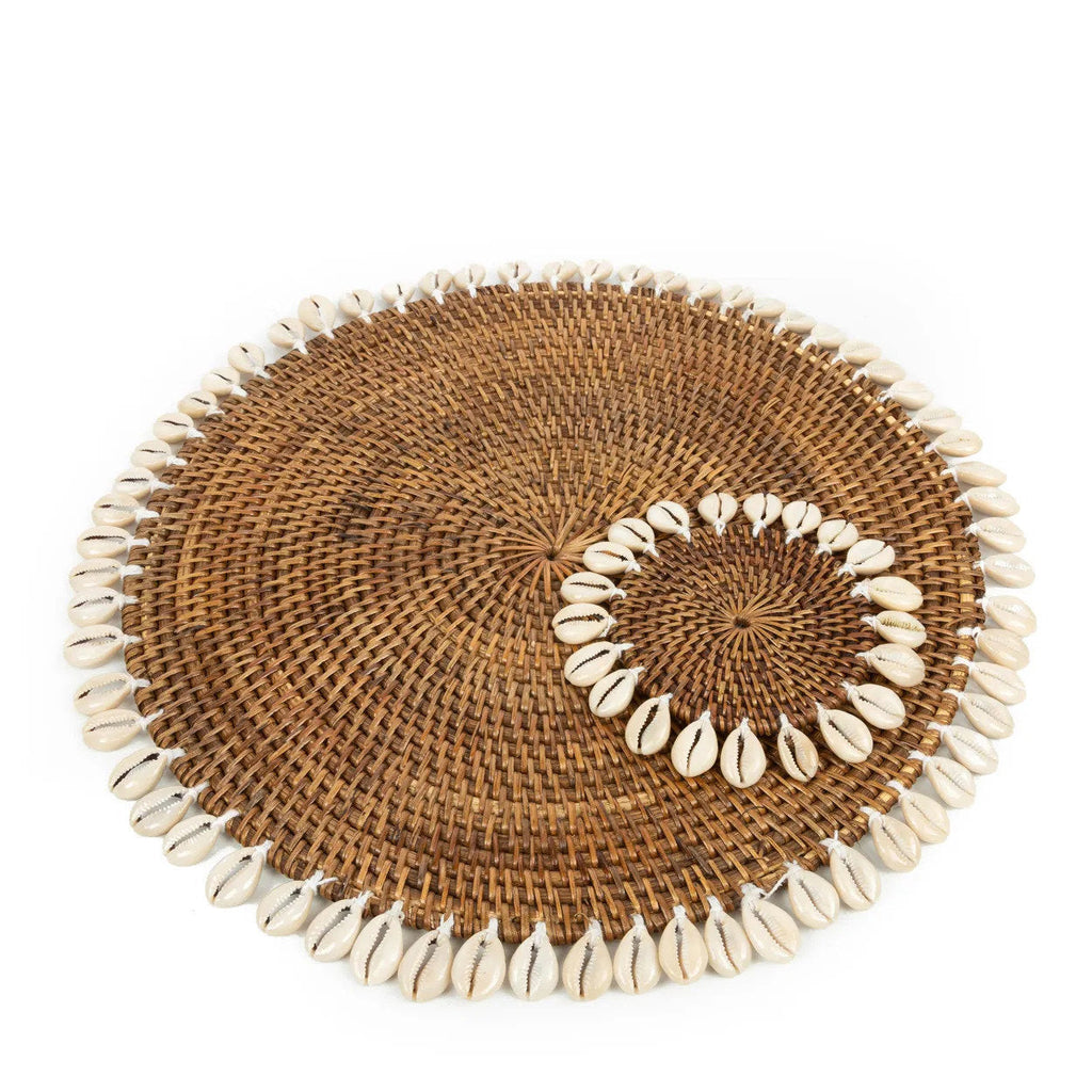Set de table rond en rotin marron avec bordure de coquillages cauris