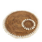 Set de table rond en rotin marron avec bordure de coquillages cauris
