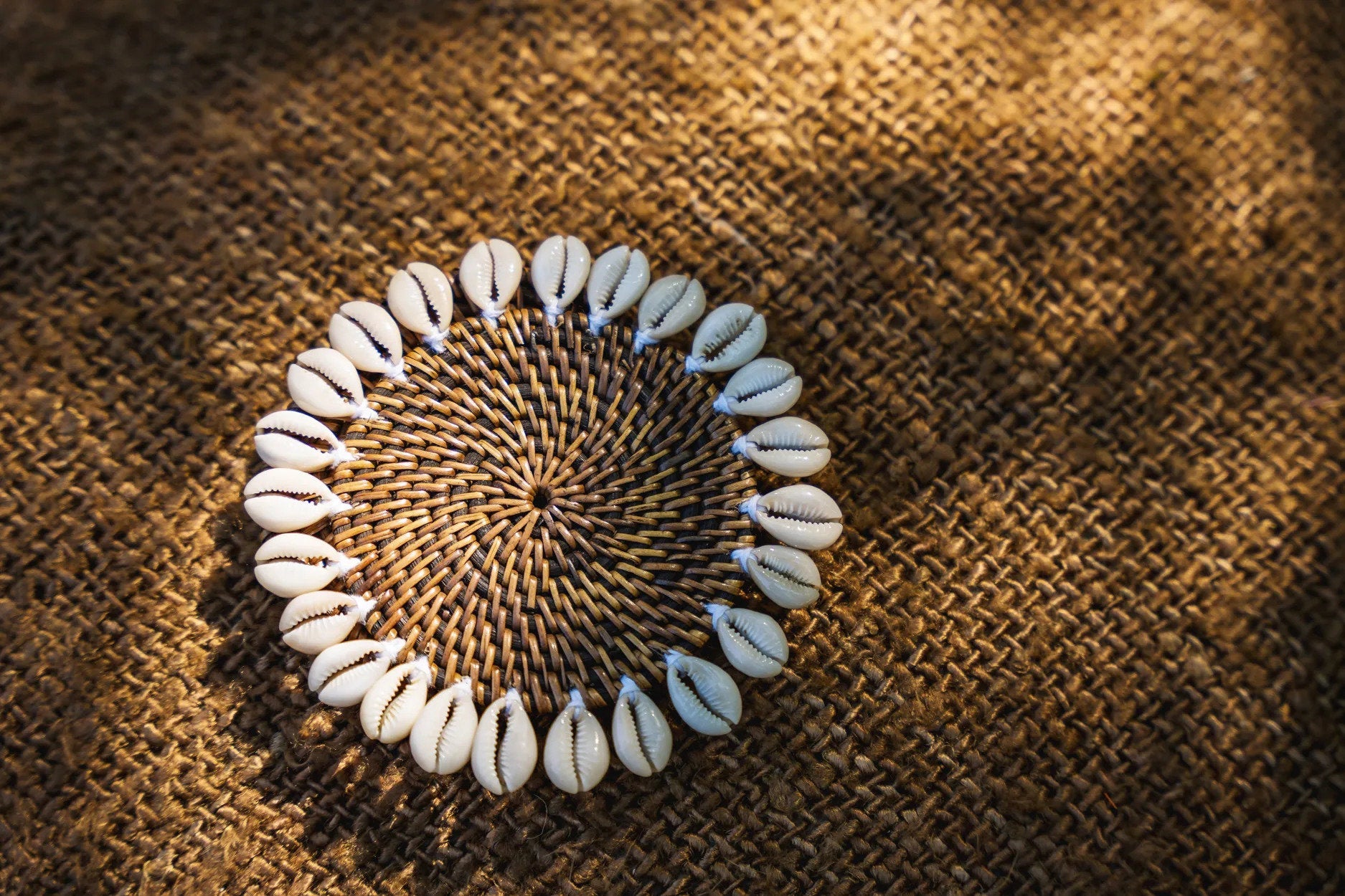 Dessous de verre rond en rotin marron bordé de coquillages blancs
