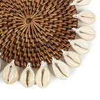 Dessous de verre rond en rotin marron bordé de coquillages blancs