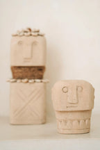 Statue décorative visage en grès beige texturé style primitif