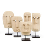 Statue décorative visage stylisé en grès beige sur socle