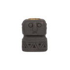 Porte-bougie totem en grès noir sculpté avec motifs géométriques