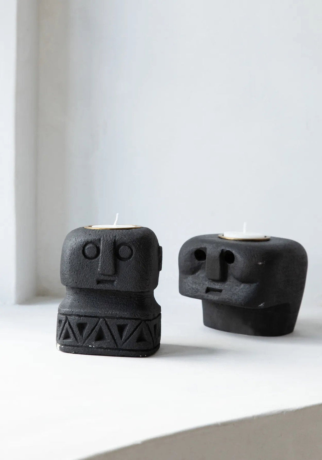Porte-bougie totem en grès noir sculpté avec motifs géométriques