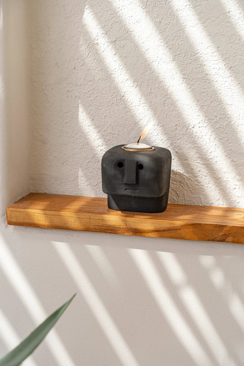 Porte-bougie totem en grès noir sculpté avec motifs géométriques