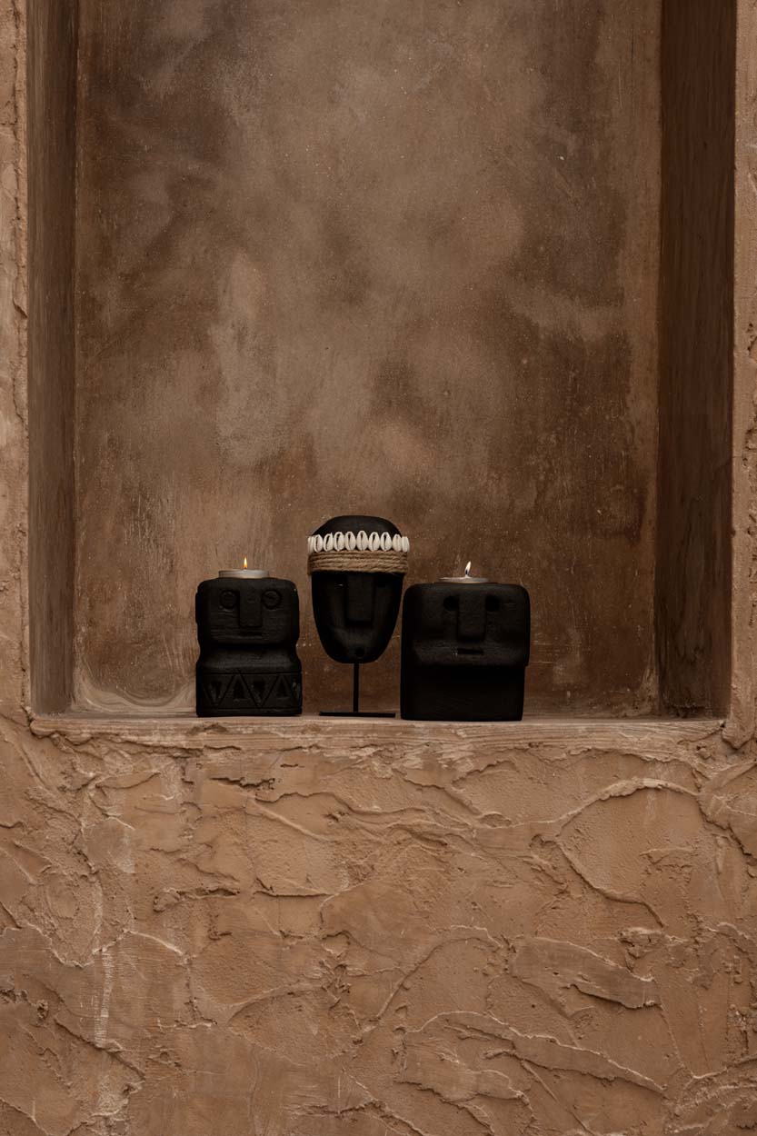 Porte-bougie totem en grès noir sculpté avec motifs géométriques