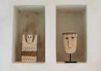 Statuette pierre de Sumba en grès beige motif coquillages