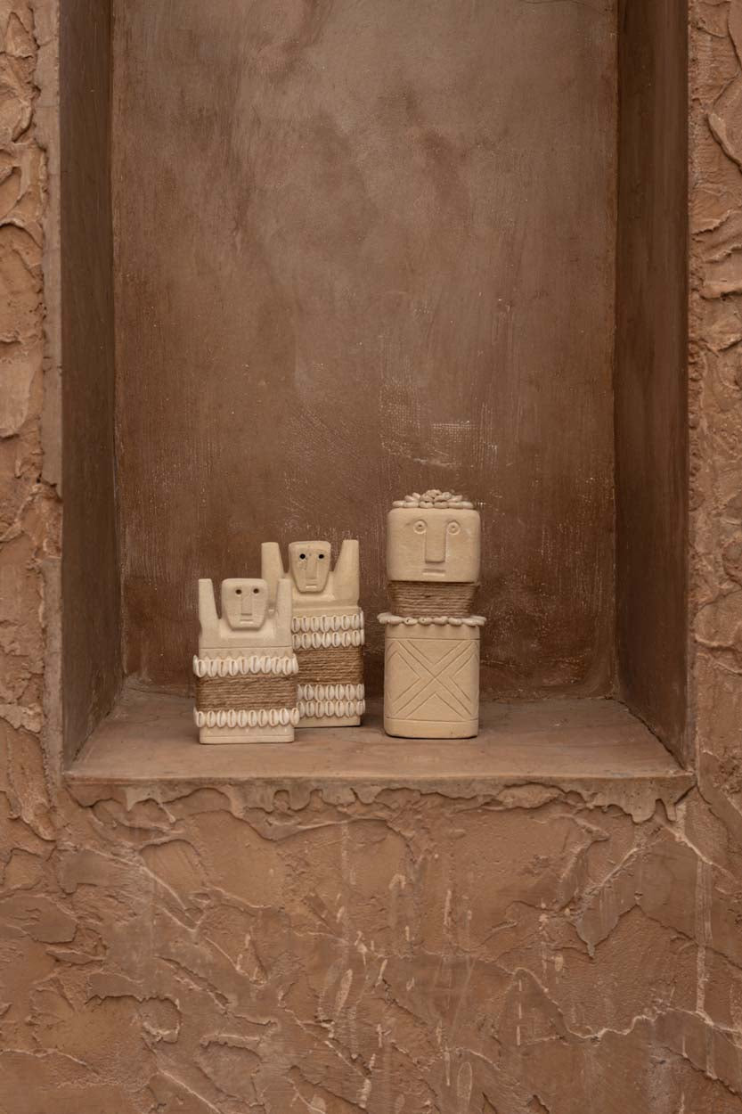 Statuette pierre de Sumba en grès beige motif coquillages