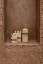 Statue en grès cylindrique – Coquillages sculptés – H20 cm