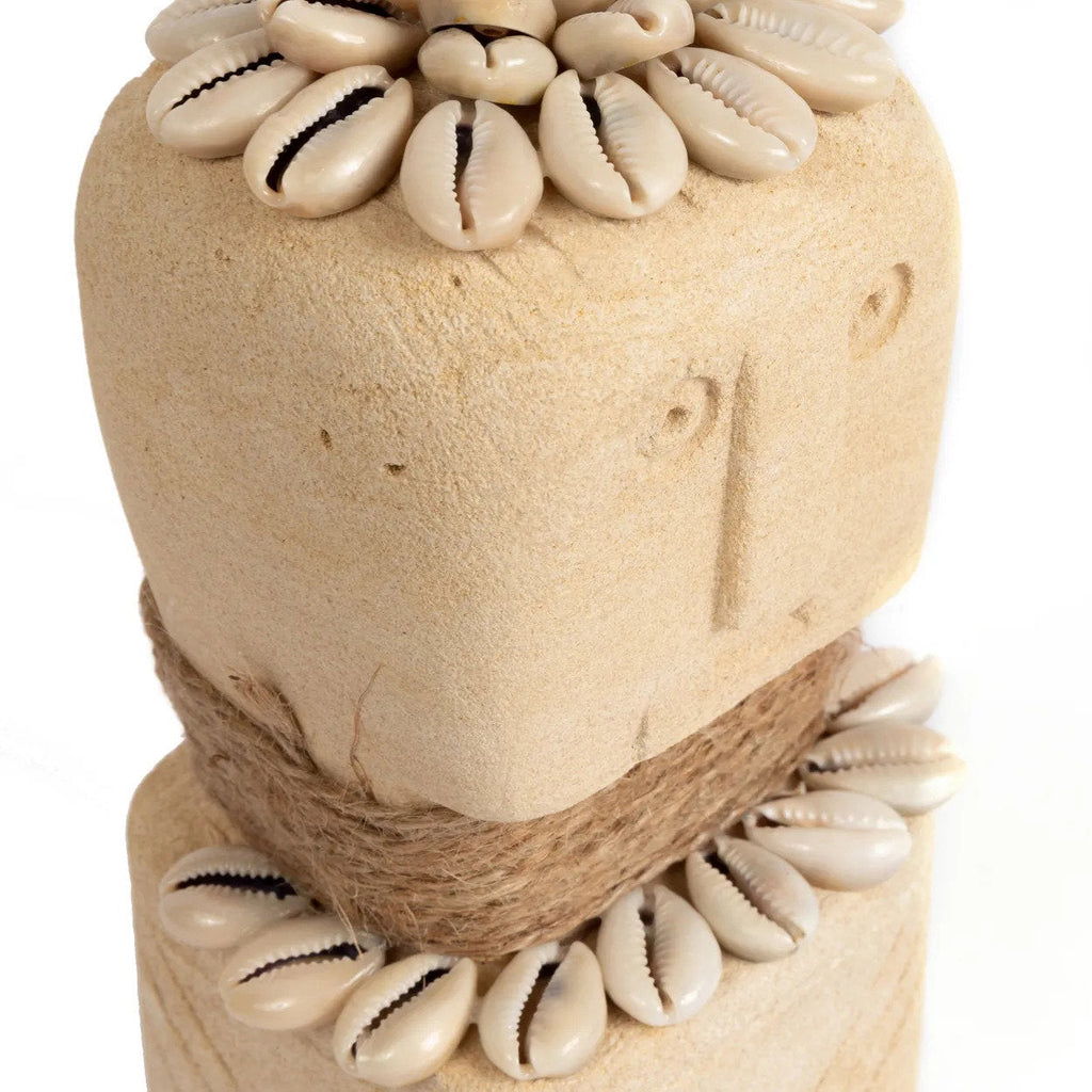 Statue en grès cylindrique – Coquillages sculptés – H20 cm