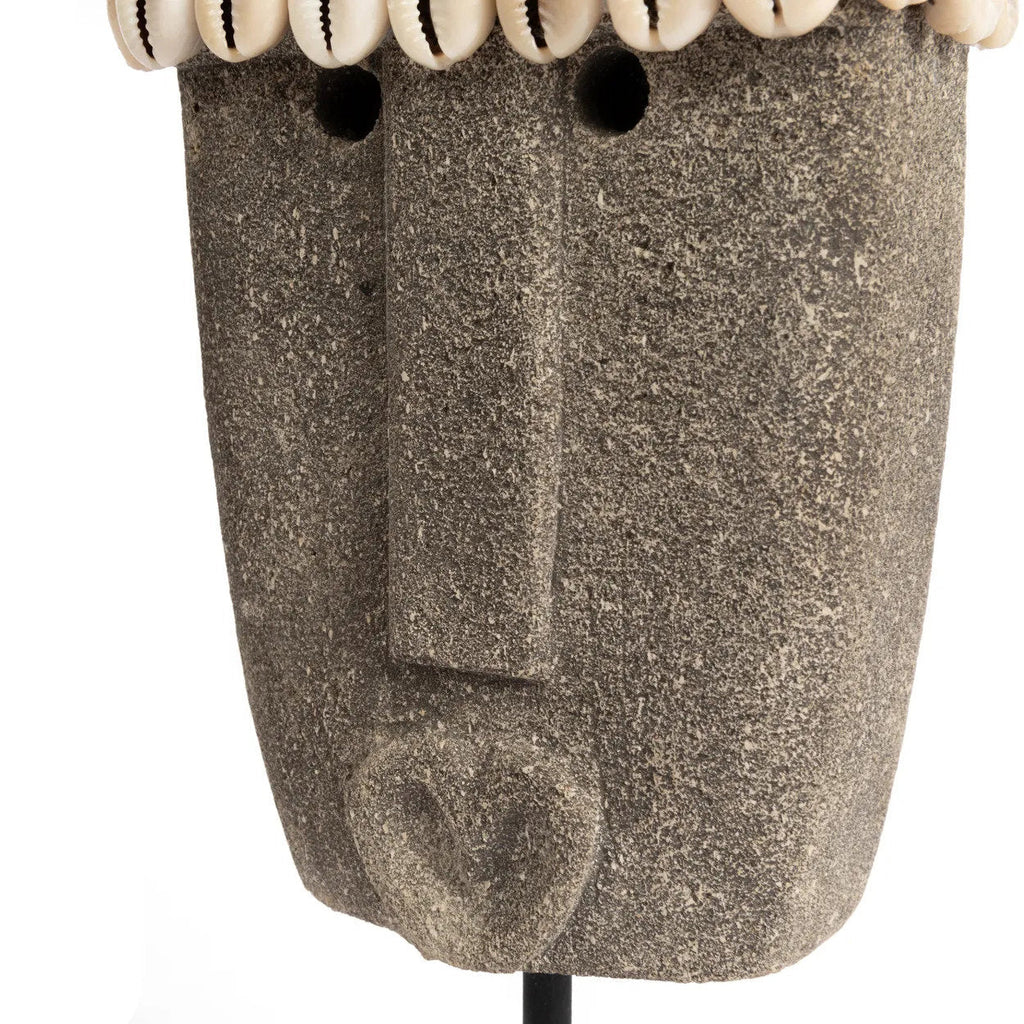 Pierre de Sumba sculptée à la main en grès gris ornée de coquillages blancs