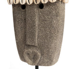 Pierre de Sumba sculptée à la main en grès gris ornée de coquillages blancs