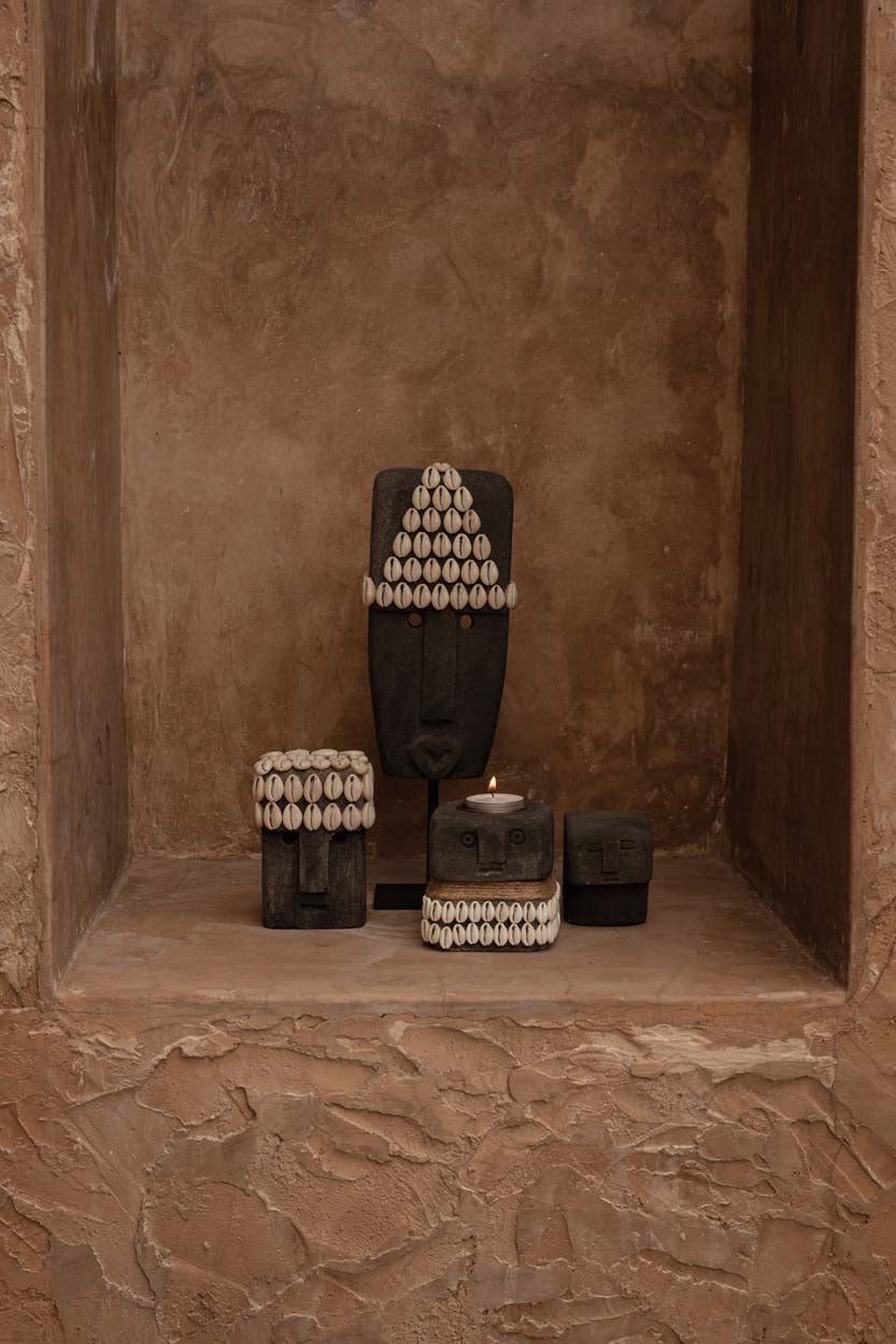 Pierre de Sumba sculptée à la main en grès gris ornée de coquillages blancs