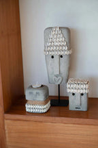 Pierre de Sumba sculptée à la main en grès gris ornée de coquillages blancs