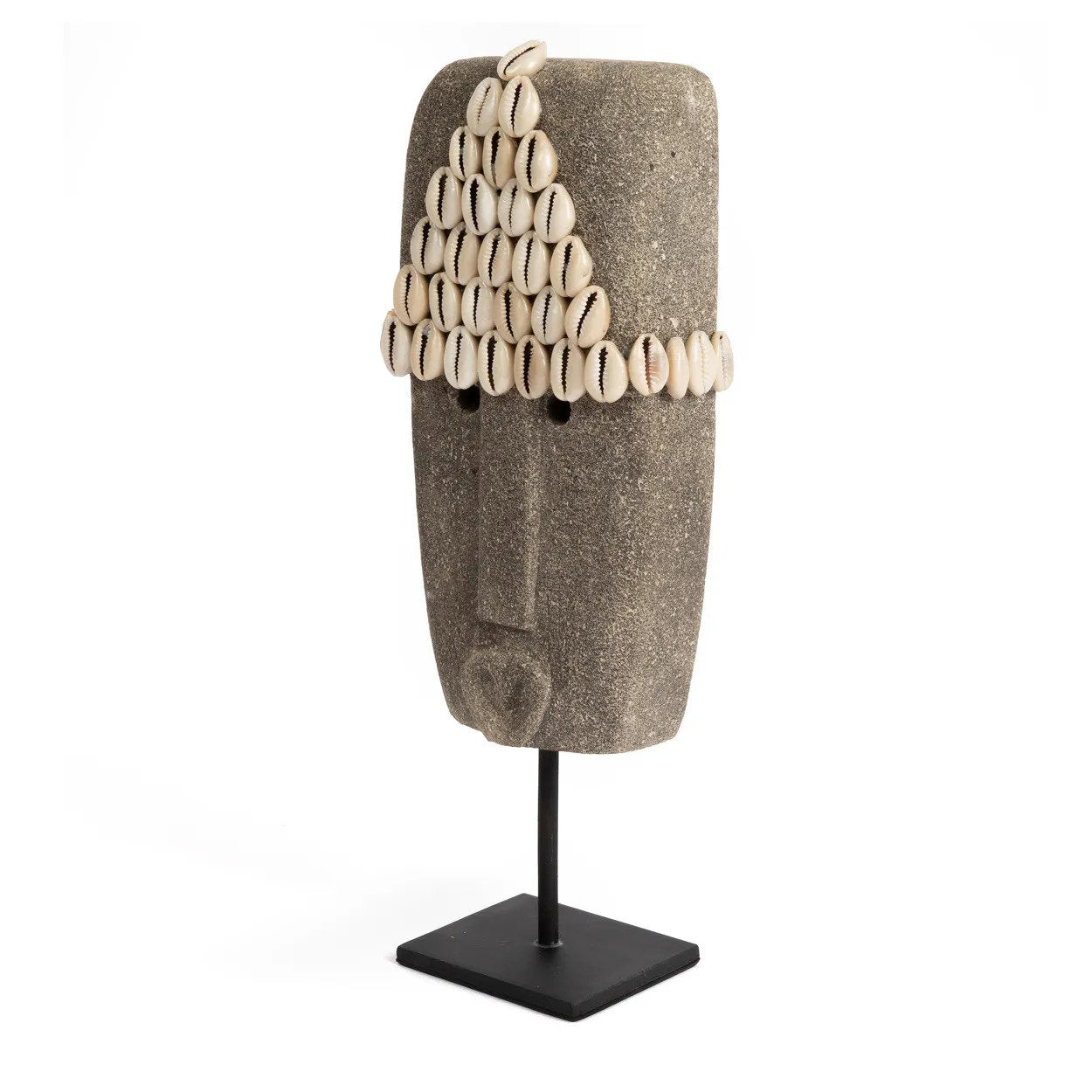 Pierre de Sumba sculptée à la main en grès gris ornée de coquillages blancs