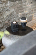 Statue décorative Sumba noire en grès et coquillages – 16 cm