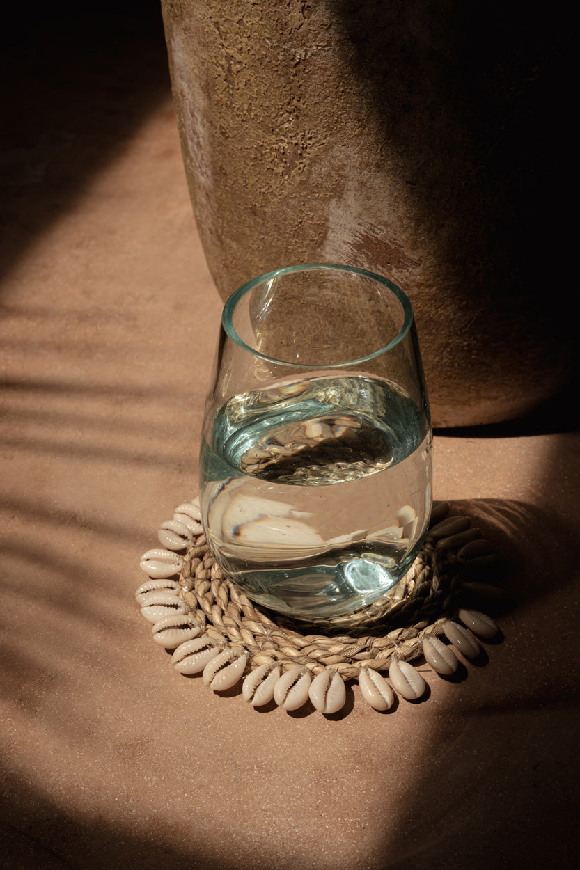 Dessous de verre rond en herbe marine et coquillages Ø12 cm