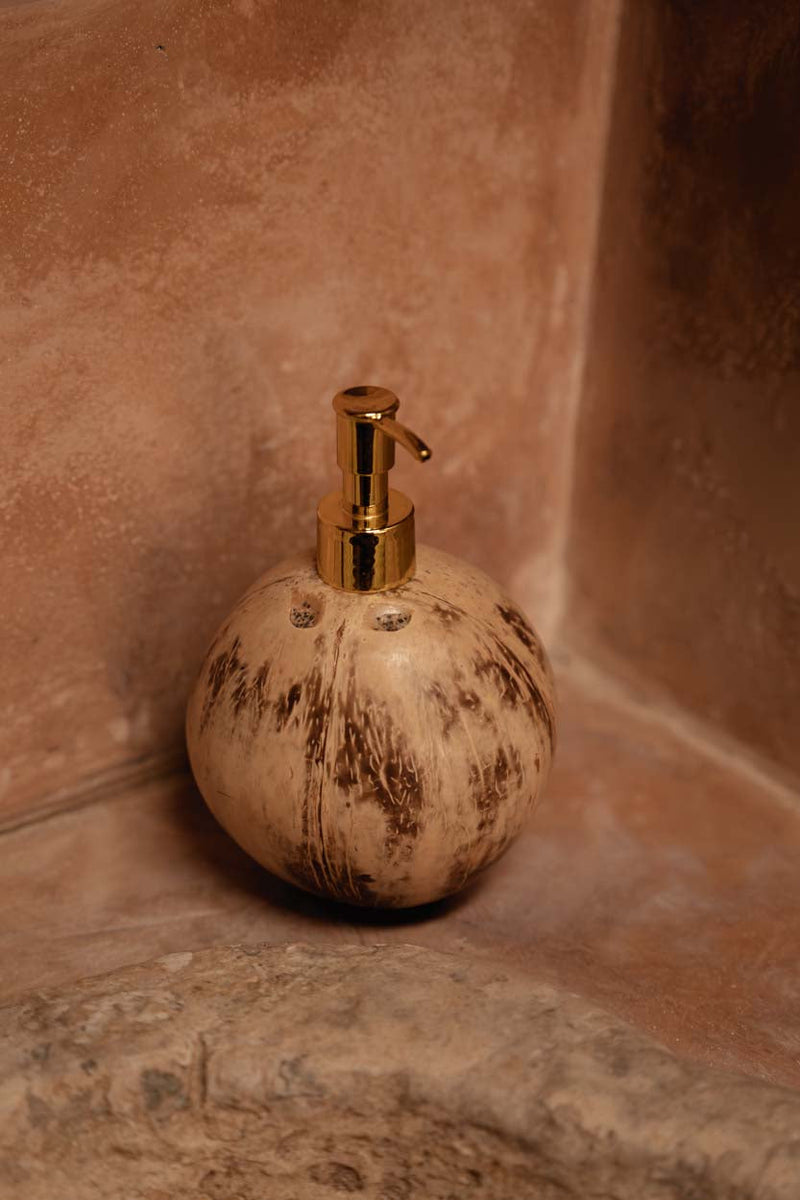 Distributeur de savon noix de coco brun avec pompe dorée en laiton brossé