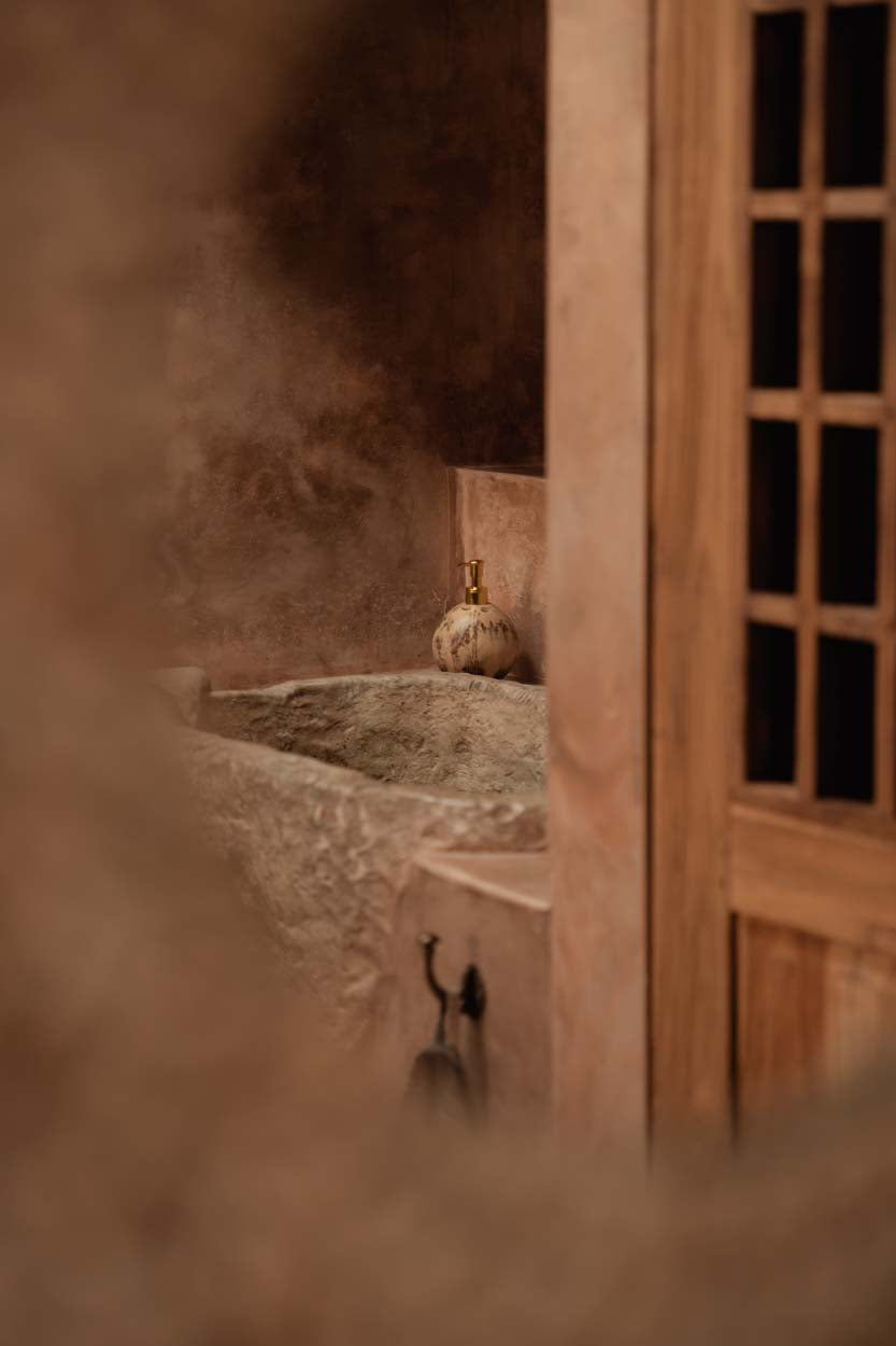 Distributeur de savon noix de coco brun avec pompe dorée en laiton brossé