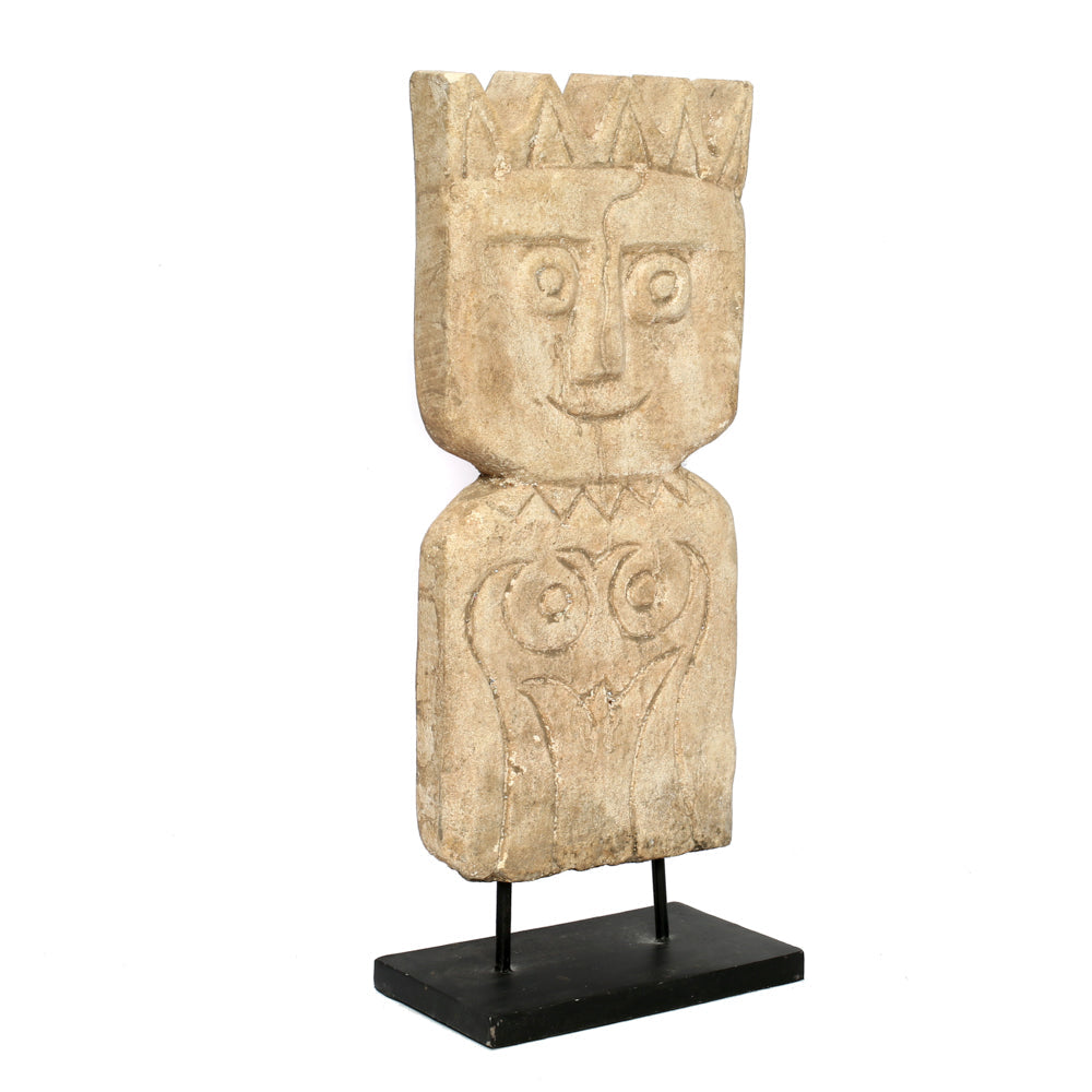 Statuette tribale en grès visage stylisé beige sur socle noir