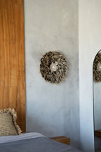 Juju hat murale rond en plumes marron beige et coquillages – Ø50 cm
