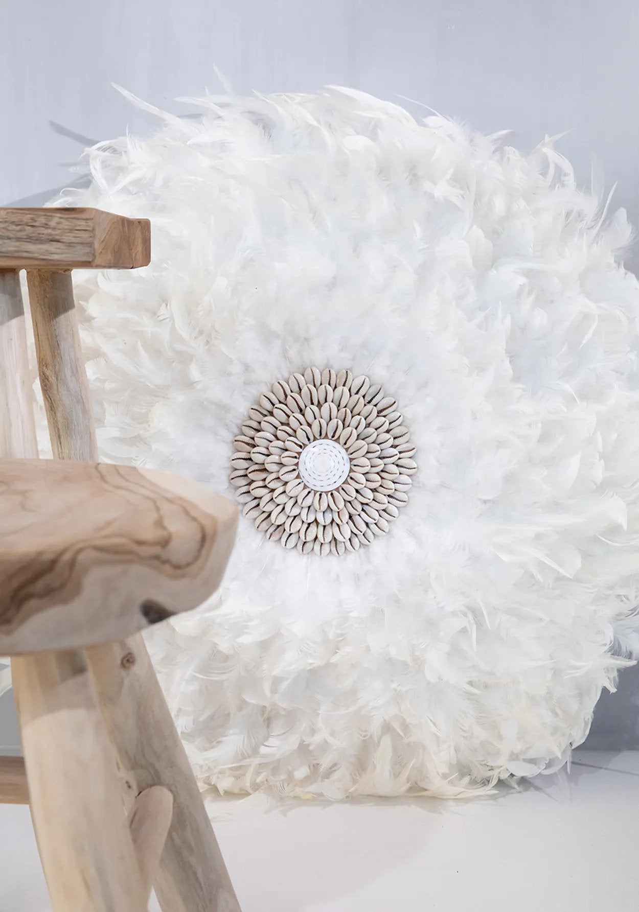 Décoration murale ronde en plumes blanches avec coquillages artisanaux – Ø60 cm