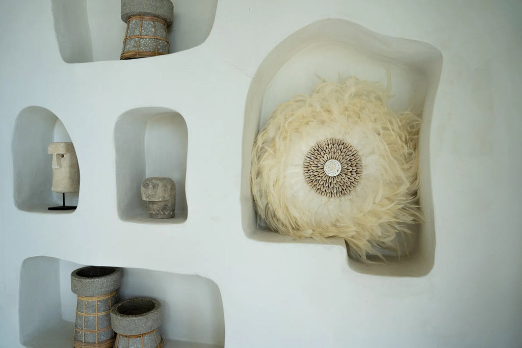 Décoration murale ronde en plumes blanches avec coquillages artisanaux – Ø60 cm