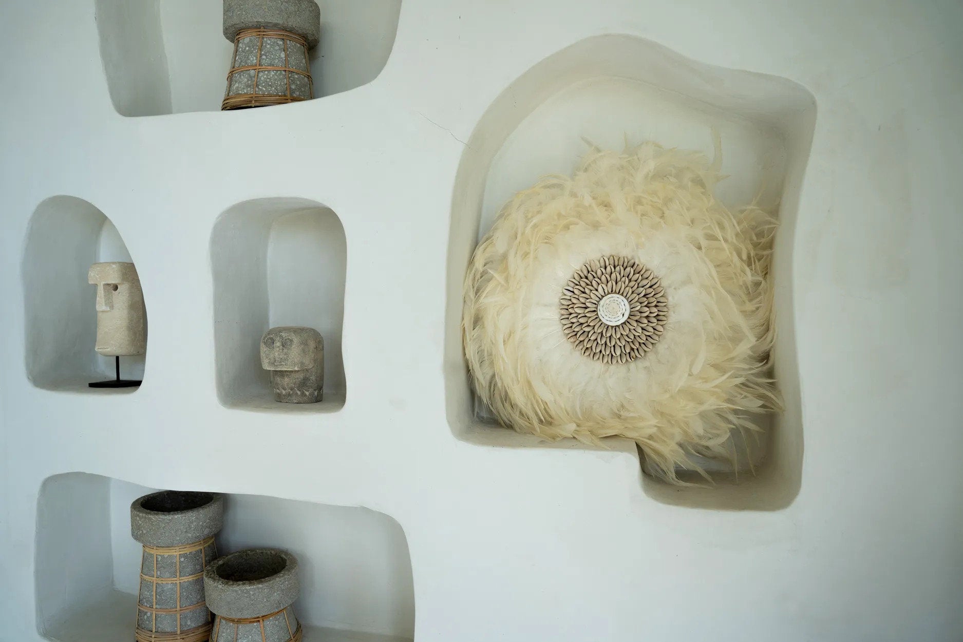 Décoration murale ronde en plumes blanches avec coquillages artisanaux – Ø60 cm