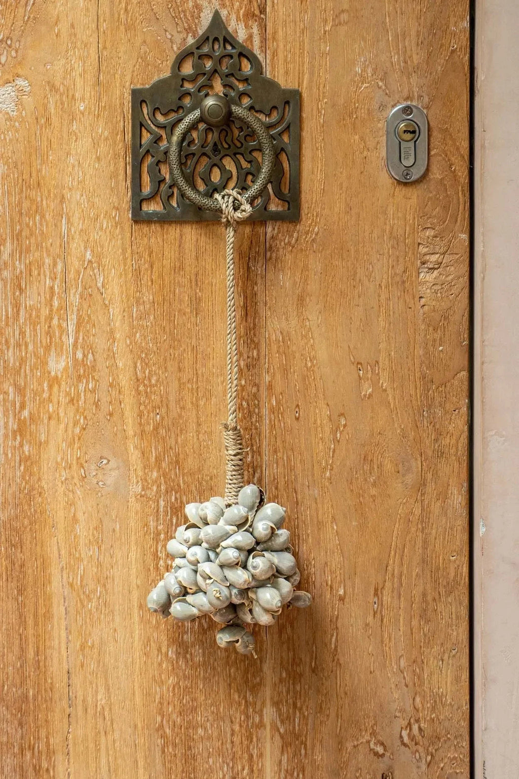 Suspension en coquillages beige – Pompon artisanal