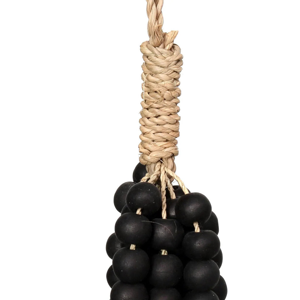 Pompon mural en perles de bois noires suspendu par cordon naturel