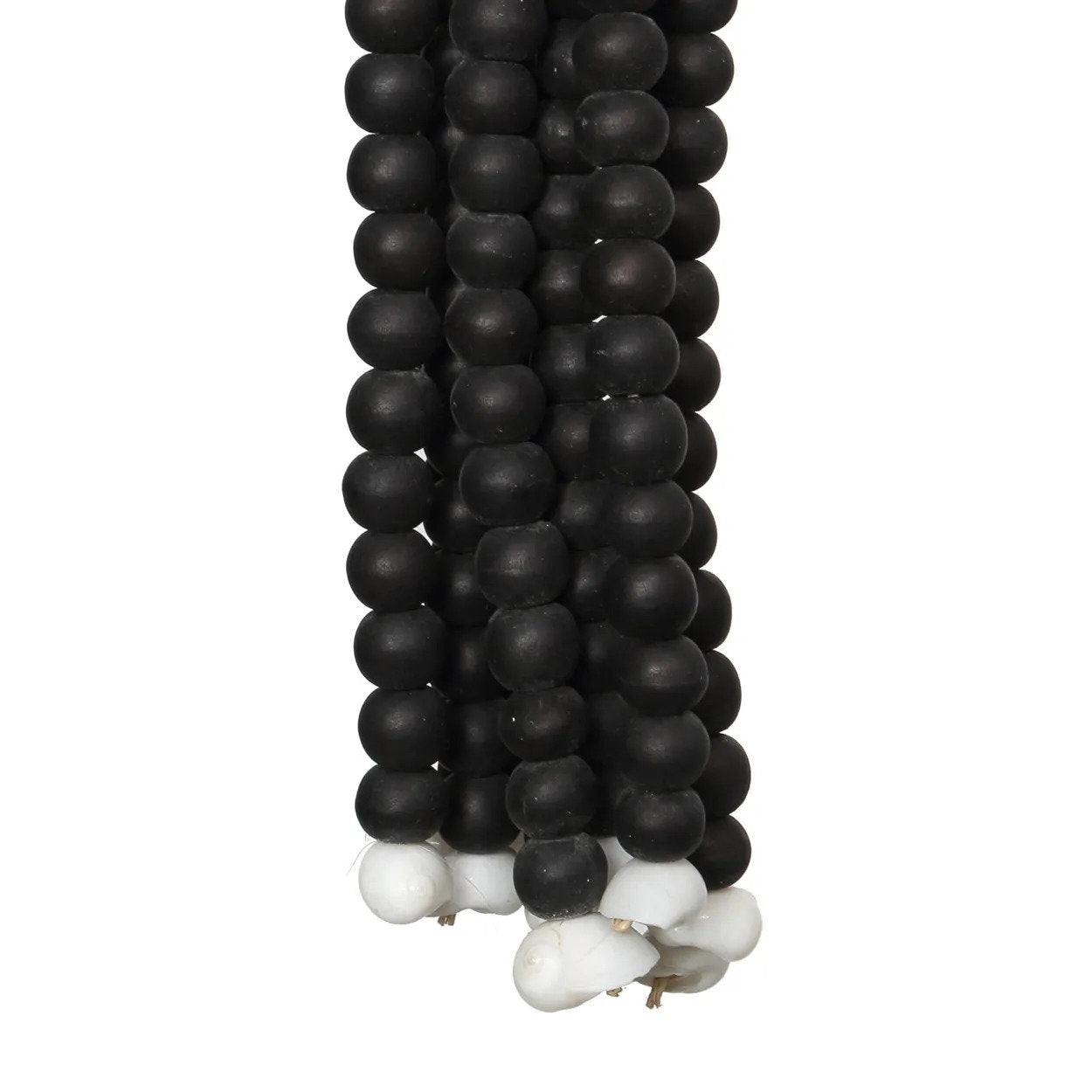 Pompon mural en perles de bois noires suspendu par cordon naturel