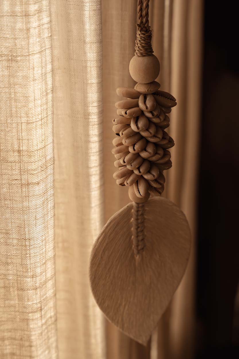 Pompon déco en fibres naturelles et coquillages cauris écru