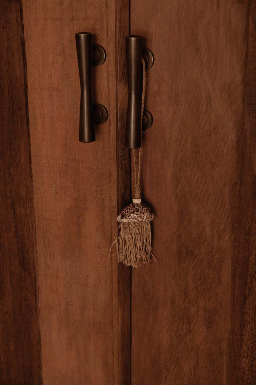 Gland décoratif en raphia naturel avec coquillage moucheté