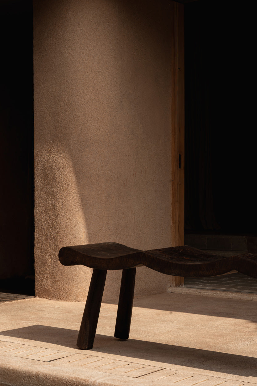 Banc en bois massif brun foncé ondulé pour salon – 155x35 cm