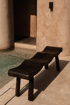 Banc en bois massif brun foncé ondulé pour salon – 155x35 cm