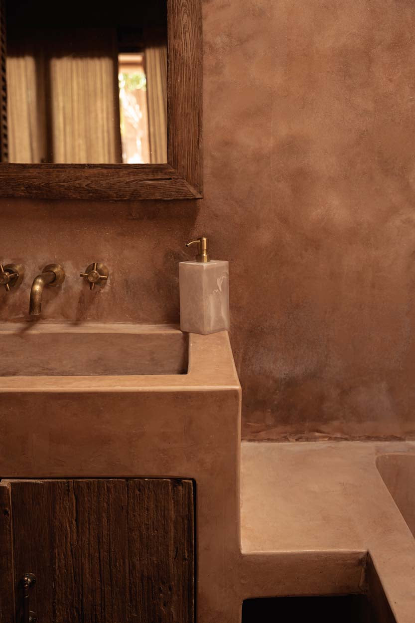 Distributeur de savon en résine marbrée rose et blanche avec pompe dorée