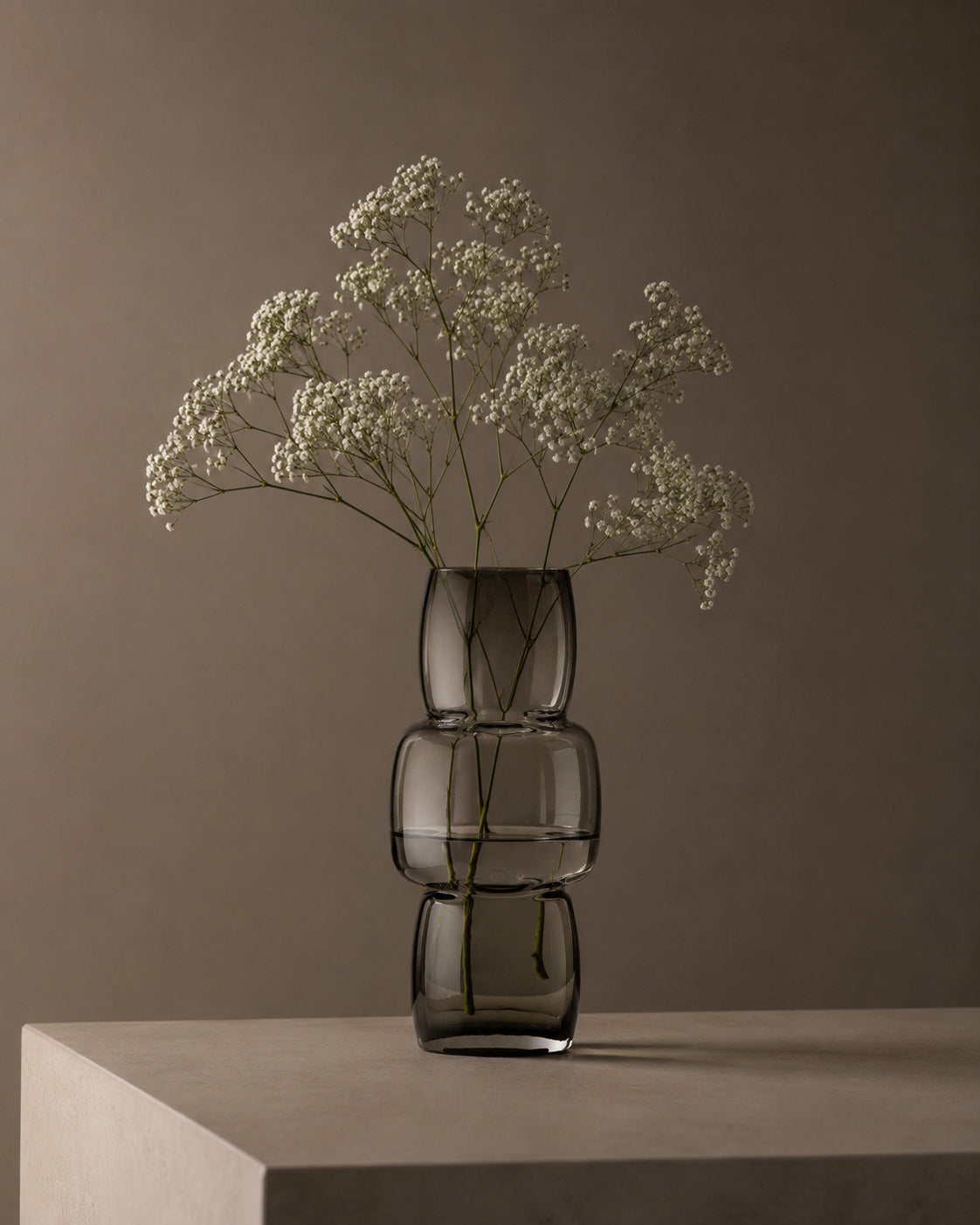 Vase décoratif en verre fumé forme totem gris foncé – H27 cm