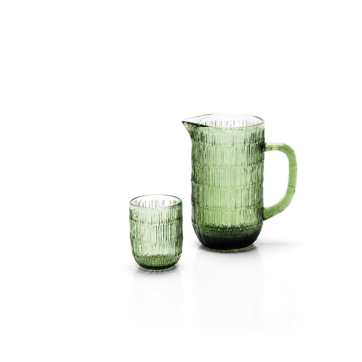Pichet en verre recyclé vert ondulé avec anse