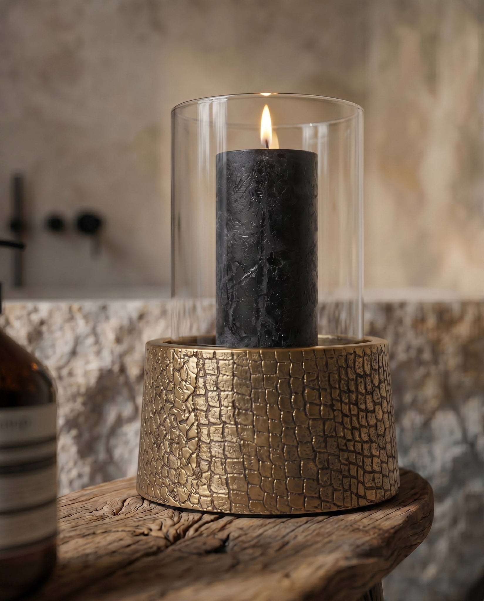 Photophore en laiton doré motif croco avec verre cylindrique – H24 cm