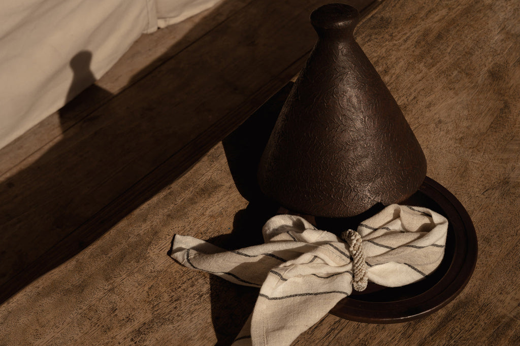 Serviette en lin rayée noir et écru pour table raffinée
